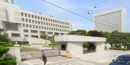대법원과 대검찰청을 지나 계속 직진합니다.