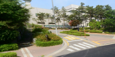 서초경찰서에서 약 200m 직진하면 좌측에 중앙도서관 주차장으로 향하는 입구가 나타납니다.