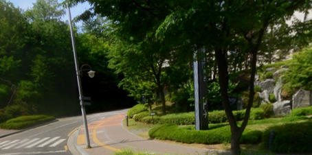 도서관 방향으로 직진하다 주차장 쪽으로 우회전합니다.