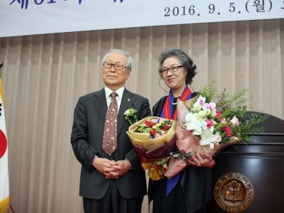 61대한민국예술원상 수상자 기념촬영 민경갑 회장 좌 수상자 김말애 우