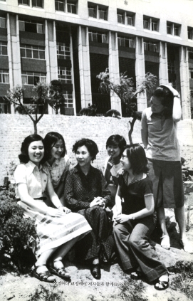 숙명여대 교정에서 제자들과 함께 (1978년)840111