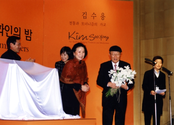 2003년 7회 부산국제영화제에서 김수용회고전이 열였고 안성기 장미희 윤정희의 축하를 받고있는 감독