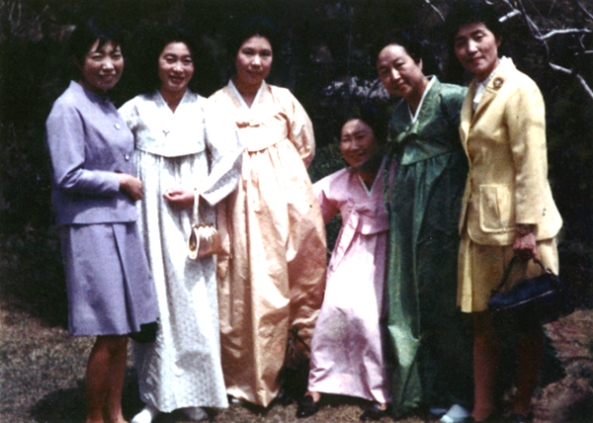 고궁나들이의 한 때．왼쪽부터 홍윤숙, 강신재, 모윤숙, 박현숙, 전숙희 선생과 함께