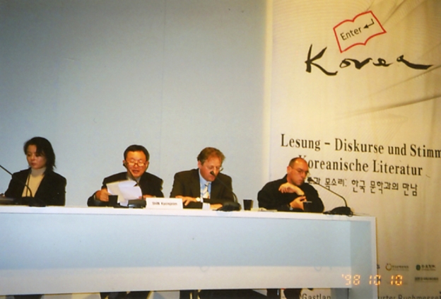 2005년 10월 독일 프랑크푸르트 도서전에서 시낭독하면서
