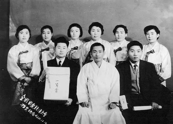 1957년 KBS 주최 전국국악콩클에서 1위 입상 후 김윤덕 선생(아랫줄 가운데)과 함께