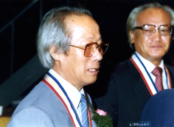 1987년 서울시문화상 수상 유현목 회원과