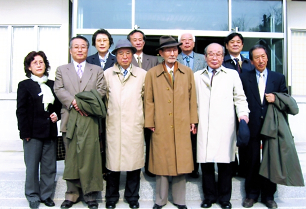 청마문학상(수상자:허만하) 시상식에 참석한 시인들이 통영시의 청마문학관을 둘러보다. 좌로부터 김윤희, 신세훈(문협 이사장), 김규화, 문덕수, 서우승, 김춘수, 조영서, 김종길, 이근배, 함동선.(2004년)