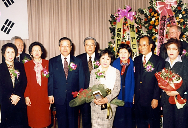 펜문학상 시상식(1997)에 참석한 김남조(좌), 구상, 신낙균(문광부장관), 김종필(국무총리), 문덕수, 노순자(소설 수상자), 조경희, 김월준 내외(수상자), 안선재(서강대 교수).