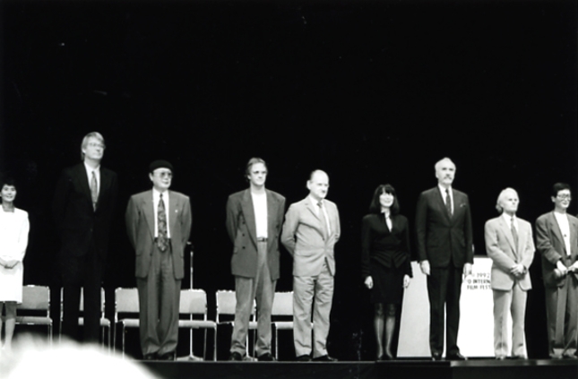 4회 동경국제영화제 심사위원들과(1993년 동경시부야) 좌로부터 감독상 정지영 리차드 자낙(미국제작자), 크리스포퍼 리(영국드라큐라배우), 기시 게이꼬(일본여배우), 마르세르 마르땅(프랑스평론가) 그리고 다음 다음이 김수용.