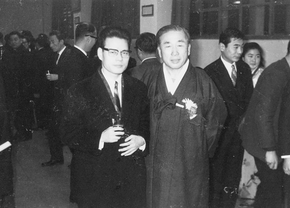 제 1회 이상문학상 시상식, 고 백철 문학평론가와 함께 찍은 사진 1977년