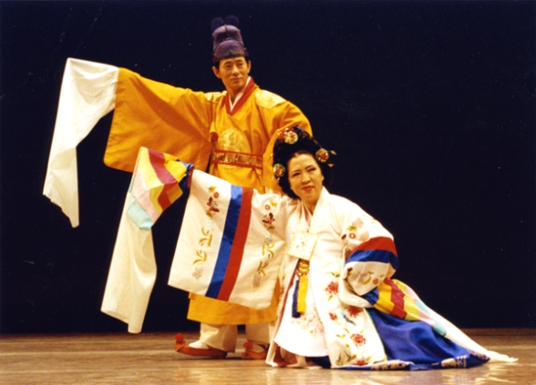1992년 9월 한국의집 무대(필동) 무형문화재 92호 이수자 공연중 (조흥동，이현자)