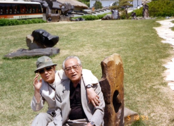 유현목 감독은 좋은 선배이며 늘 만나도 다정한 벗같은 분이다 운보네집뜰에서- 1990년
