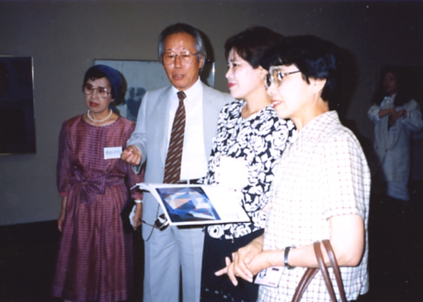 1989년 아세아국제미술전 일본 후꾸오가미술관에서 작품 앞에서 설명