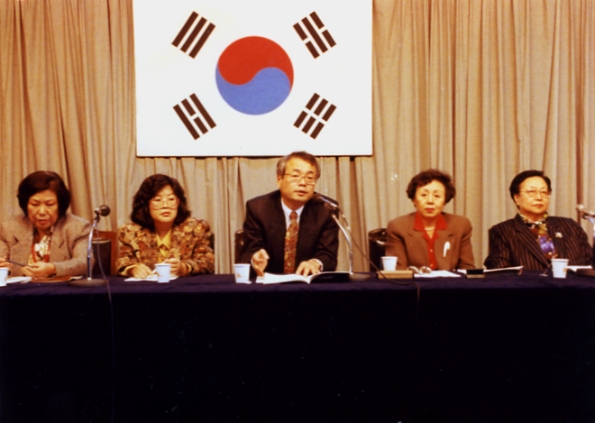 1991년 한국ITI 정기심포지엄에서 세계국제여성극작가대회 참가기행 발표 (좌로부터 강유정, 심정순, 김문환：사회, 양혜숙, 박현숙)