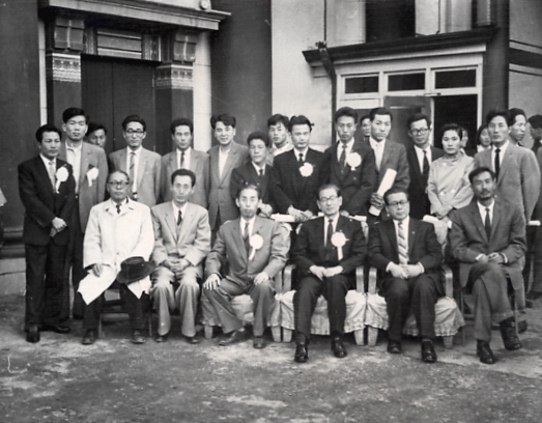 1959년 10월 제8회국전시상식을 마치고(입상자들과 함께) 앞줄 왼쪽부터 노수현, 김종영, 장우성, 장발, 이순석, 장욱진, 뒤줄 2번째가 윤명로