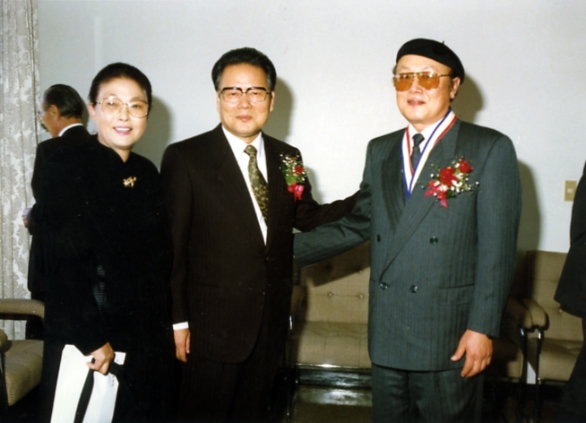 1990년 대한민국예술원상 수상식때 당시 문화부 이어령장관과 김백봉선생의 축하를 받았다. 김백봉선생은 1956년 군영화에 있을때 ″조국찬가″에 출연한 인연이고, 이장관은 1967년 ″안개″를 제작할때 많은 조언을 받았음.