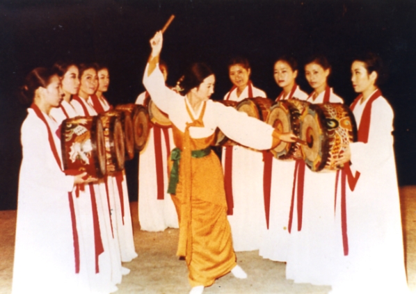 ″구고무(九鼓舞)″ 1959년 후 수십차 공연(국내외)