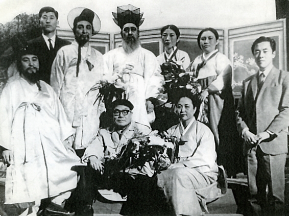 1965년 세계연극의날 기념공연 문인극 ″이대감 망할대감″ (뒷줄左 황운헌, 김의경, 장비석, 양명문, 홍윤숙, 김자림, 앞줄 左 연출 박진, 본인, 무세중)