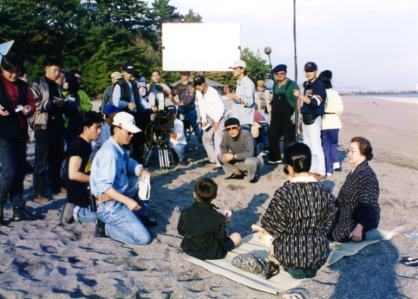 ″사랑의묵시록″ 1995년 일본 고찌 가즈라하마에서 로케이션 원로 가자미 아끼꼬와 주연 이시다에리(뒷모습)가 한국 아역배우와 연기한다. 이곳은 시고꾸(四國)의 관광명소.