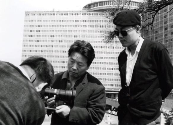 동경오다니호텔 앞에서(1966)

^ 나는 <1966~1995> 사이 아래와 같은 작품을 일본현지 로케를 했다.

″잘있거라 일본땅(1966)″, ″유정(1966)″, ″망향(1966)″, ″동경특파원(1968)″, ″추격자(1969)″, ″저것이 서울의 하늘이다(1970)″, ″설원의 정(1970)″, ″추격자(1970)″, ″사랑의 묵시록(1995)″ -일본 현지 촬영때는 이노우에(井上) 카메라맨(중앙 재일교포)이 늘 협조했다.