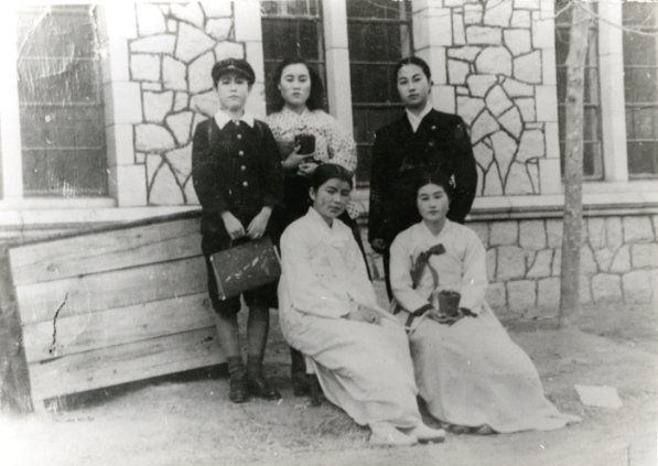 대학시절 1948년 출연 김진수작 ″코스모스″ 총장상 수상
(중앙대학 강당 뒷줄 우측 본인)