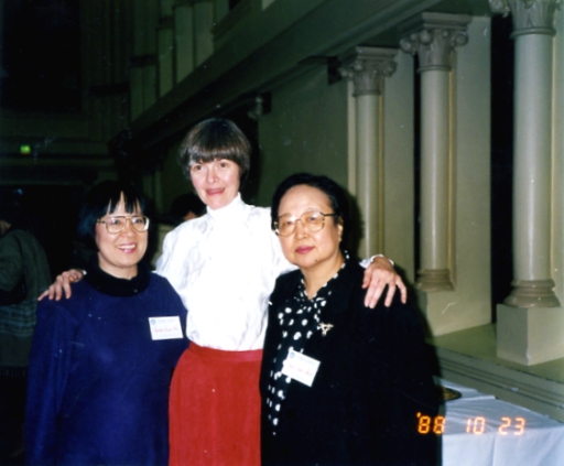 1988년 미국 버펄러에서 세계여성극작가대회 한국대표로 다녀옴．귀국 강연 (좌로부터 통역인 김기자, 중앙 대회장, 본인)