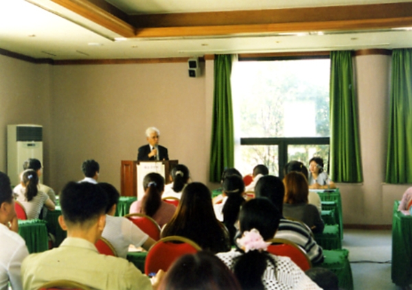 2000년도 제주대학교에서 예술원 문학강연회 연사로 강연
