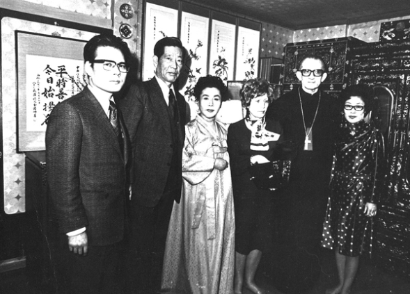 문학사상사 주간으로 있을 당시 25시 작가 게오르규 초청
-그 때 한무숙, 고 김진형 선생님 댁에서 이어령교수와 강인숙 사모님, 게오르규 작가 부부와 함께 찍은 사진 1974. 3월