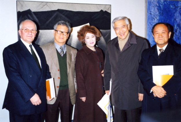 2000년 프랑스파리 그랑에죈느전
주불일본 오꾸라대사(오른쪽 2번째), 주불한국 권인혁대사(오른쪽)