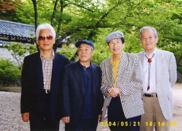 2004년5월 도산서원에서(예술원 2004 안동세미나) 왼쪽부터 유종호, 최일남, 차범석, 신봉승회원