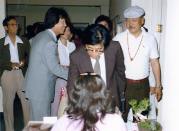 1979년 현대화랑 초대 개인전(오른쪽에 고김기창 선생)