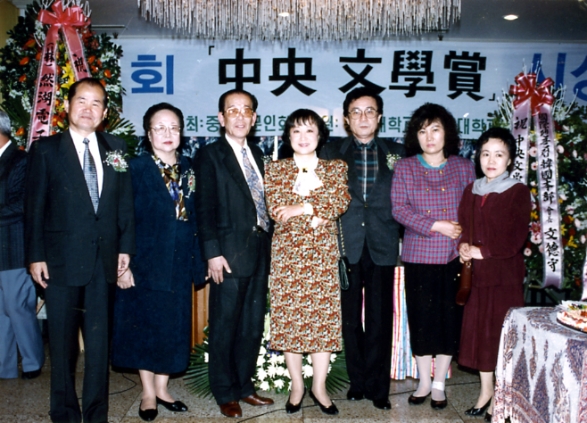 1991년 중앙대학 ″중앙문학인상″ 수상식 동문들과 함께 (좌로부터 강근호, 본인, 주동운, 김지연, 최무룡, 노향림, 전옥주)