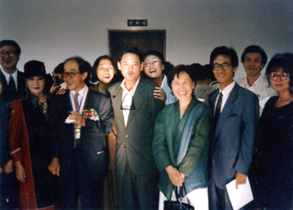 1993년 예술원상을 받고 극단 同人들의 축하를 받으며...