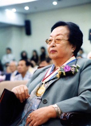 2002년 대한민국예술원상 수상(연극.영화.무용 분과)