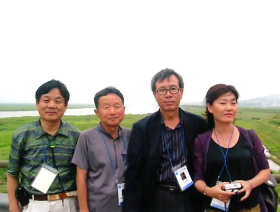 2005년 7월 청천강(북한)가에서 왼쪽부터 이근배(시인), 본인, 이시영(시인), 신경숙(작가)