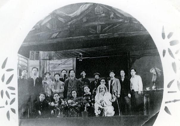 1949년 제1회 전국대학연극대회참가 애란극 ″비오는 산골″출연, 개인 연기상 수상