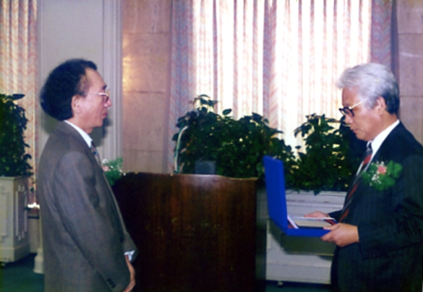 1997년 이산문학상 시상식에서 심사위원장으로서 수상자 최인훈씨에게 상장 수여