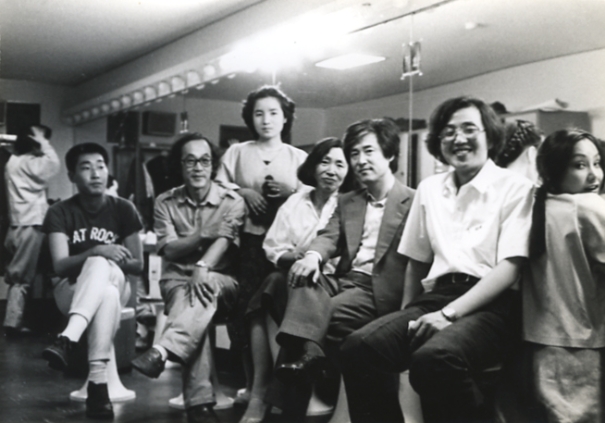 1982년 「무엇이 될고하니」공연중 분장실에서