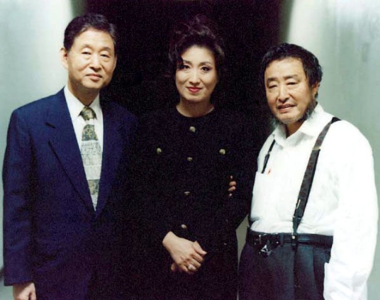 1990년대 초반 광주 비엔나레에서 공연 후 백남준(왼편)과 함께