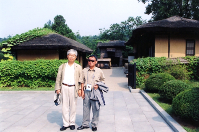 2005년 7월 김일성 생가에서 홍일선(시인)과