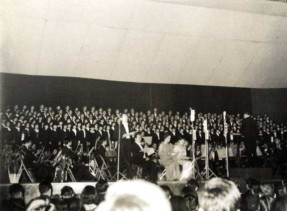 1966년 서울시민회관 베토벤작곡 제9교향악 독창(베이스) 출현함