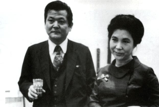 1974년 어느 연회장에서 김세중 교수와