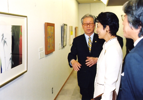 2004년 일본동경 다까시마야미술관에서 한일현대미전