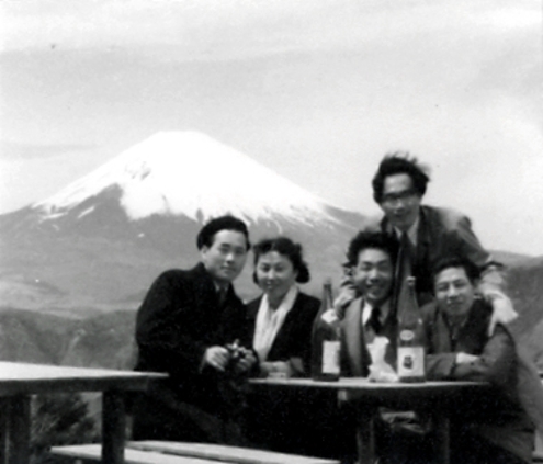 1955년 동경예술대학시 대학3년 여름방학, 일본 나병환자(애성원) 위문공연을 마치고, 왼쪽부터 테너 한성진, 황영금, 이인영, 작곡가 이현웅, 우종갑과 함께