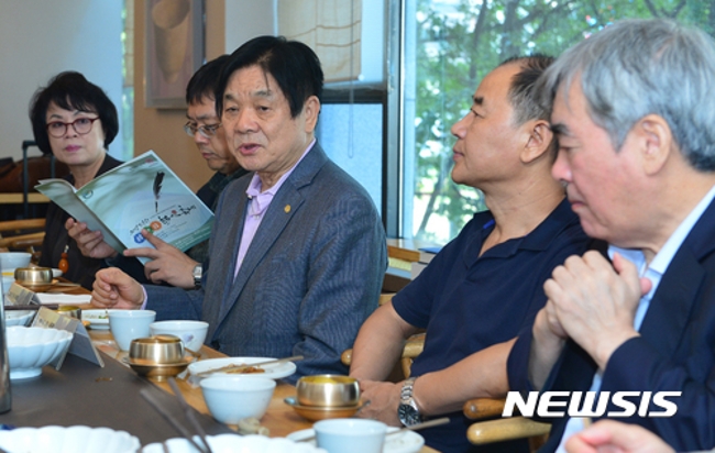 2017년 9월 13일 서울 중구 한식당 '한미리'에서 열린 2017 한중일 시인축제 기자간담회에서 이근배(가운데) 시인이 취재진 질문에 답하고 있다.