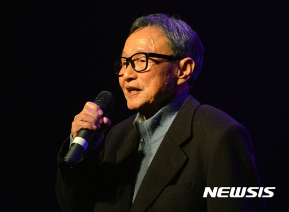 2016년 12월 29일 서울 마포구 서강대학교에서 열린 '민주주의자 김근태 상' 시상식에서 선정위원장인 신경림 시인이 인사말 하고 있다.