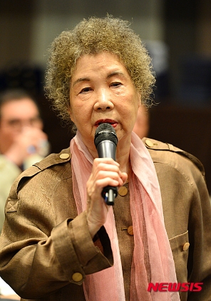 지난 2016년 4월 20일 서울 한국프레스센터에서 열린 'K-POEM 시의 한류시대 선포식'에 참석한 김남조 시인이 축사를 하고 있다.