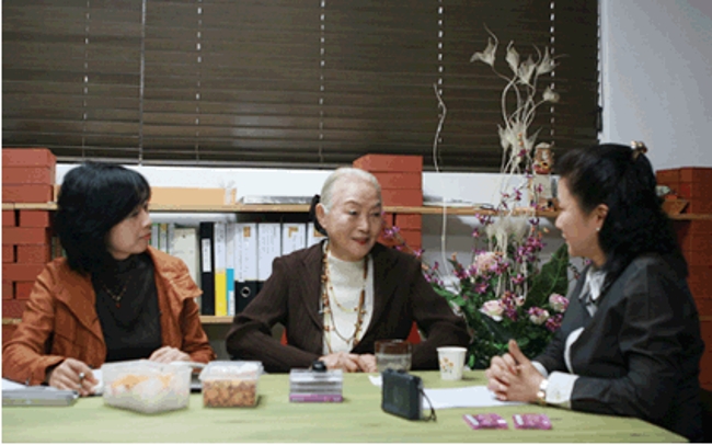 2010 구슬채록 장면, 좌로부터 자녀 안병헌, 김백봉회원, 최해리연구원
