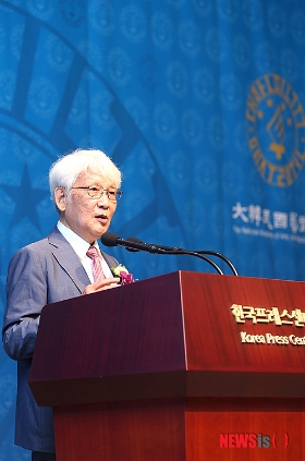 2014년 9월 26일 서울 중구 한국프레스센터 국제회의장에서 대한민국예술원 개원 60주년 기념 국제포럼이 열린 가운데 유종호 대한민국예술원 회장이 개회사를 하고 있다.