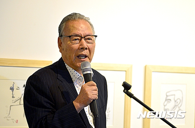 2016년 7월 8일 오후 서울 종로구 혜화아트센터에서 열린 ‘김승옥 무진기행 그림전’을 찾아 축사를 하고 있다. 소설 ‘무진기행’으로 유명한 작가 김승옥의 이번 그림전시회는 갑작스런 뇌졸중으로 잃어버린 말과 글 대신 김 작가 그림으로 표현한 삶에 대해 이야기하는 자리였다.